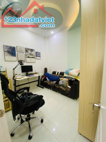 5.2 TỶ TL - NHÀ QUẬN 11 GẦN SVĐ PHÚ THỌ - HẺM 1/ 3M THÔNG, SÁT MẶT TIỀN - 38M2 3 TẦNG 4PN - 4