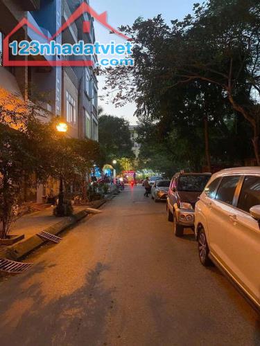 Chính chủ nhờ bán nhà phố Nguyễn Khánh Toàn, thông ra Nguyễn Văn Huyên, Hoàng Quốc Việt,