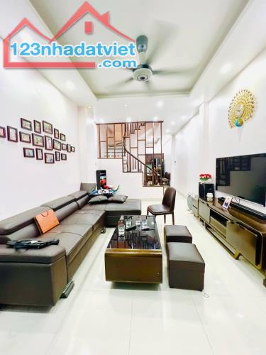 8,8 tỷ ô tô đỗ cổng Lạc Long Quân