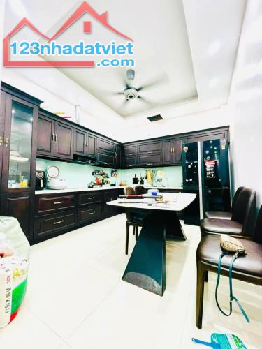 8,8 tỷ ô tô đỗ cổng Lạc Long Quân - 2