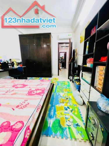 8,8 tỷ ô tô đỗ cổng Lạc Long Quân - 3
