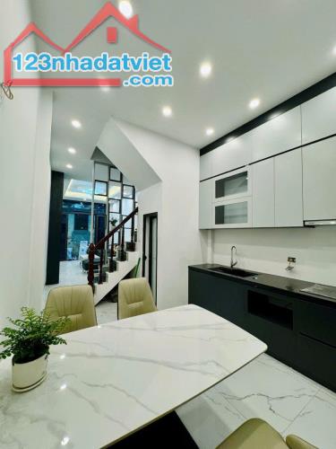 Cần Bán Nhà Giáp Bát – 10m Ô Tô Tránh – 4 Ngủ - Kinh Doanh – Ở Ngay, 6,5 Tỷ.