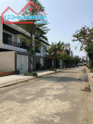 Bán 180m2 đất đường Khuê Mỹ Đông 5 - đối lưng với Hồ Xuân Hương. Vị trí đẹp - Giá tốt!