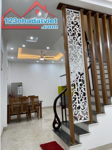 Bán nhà phố Định Công Thượng, Hoàng Mai. 43m2 x 4 Tầng. MT 4.5m. Nhà đẹp. Ở ngay. Hơn 8 Tỷ