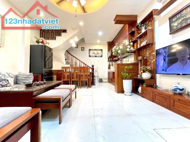 Siêu hiếm, nhà 5 tầng, ngọc thụy. long biên, đủ nội thất, gần phố, giá 6 tỷ 6