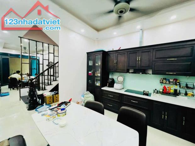 Bán nhà đẹp ôtô đỗ cổng phố Lạc Long Quân 50m2 4tầng mặt tiền 4m 8.8 Tỷ gần Hồ Tây - 1