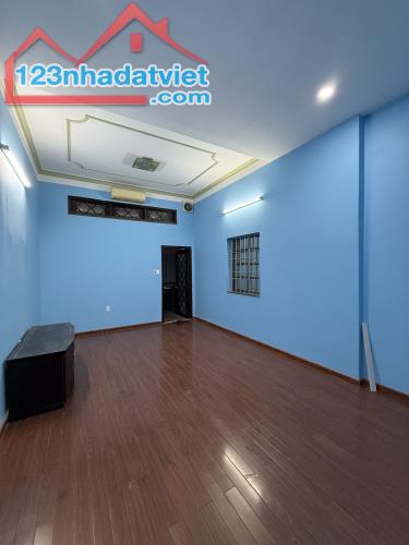 Về quê dưỡng già, cần bán gấp nhà sát mặt tiền 4 tầng Lạc Long Quân 130m, 12.x tỷ,bao rẻ