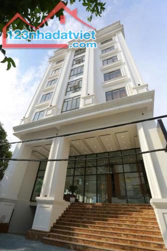 Bán Tòa Văn Phòng Mặt Phố Pháo Đài Láng, Đống Đa DT 348m2, 11T, MT 8,5m. Giá Cực Rẻ