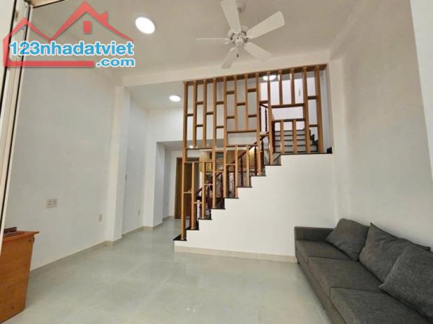 Bán nhà Lầu TP Thủ Đức,đường xe hơi ra vào, giá cực kì rẻ, chỉ 4 đồng 4