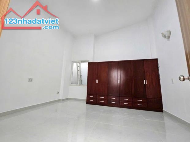 Bán nhà Lầu TP Thủ Đức,đường xe hơi ra vào, giá cực kì rẻ, chỉ 4 đồng 4 - 3