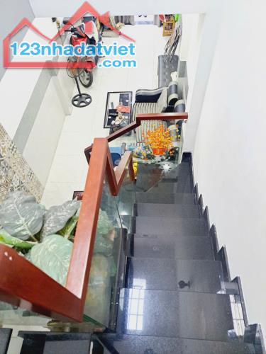 Hàng Thơm Lê Đình Thám Tân Phú hẻm 1 sẹc xe hơi đỗ cổng 30m2,2 Tầng Nhỉnh 3 tỷ - 3