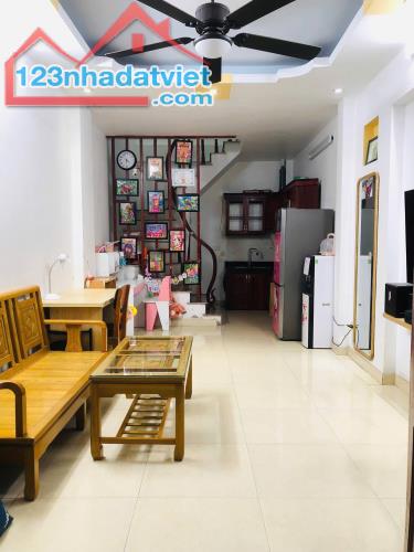Bán nhà ngõ 15 Gốc Đề Hoàng Mai – 30m2 x 5 tầng – Nhà mới, sân để xe – Giá chỉ 6,39 tỷ