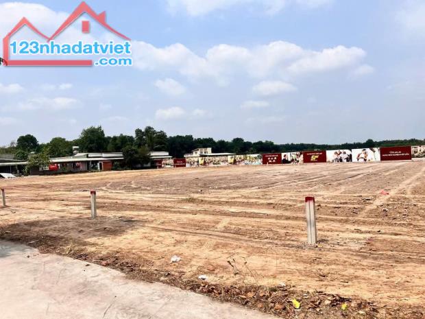Bán gấp 2 lô mặt tiền QL13 ngay khu hành chính Bàu Bàng, Bình Dương chỉ 12tr/m2 (300m2)