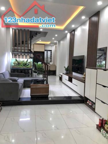 BÁN NHÀ CÁT LINH- 5 TẦNG- 4.5TỶ- LÔ GÓC- 20M RA OTO- FULL NỘI THẤT