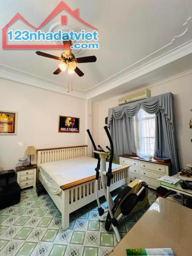 Bán nhà mặt phố mặt hồ Nguyễn Đình Thi, TT Tây Hồ, DT 61m2* 4 tầng*MT 4.5m* giá 32 tỷ Bán - 2