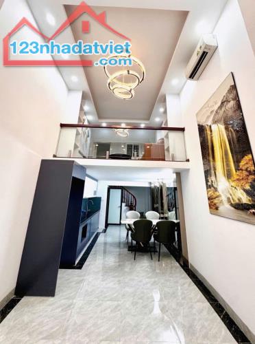 TRUNG TÂM NGÃ TƯ SỞ, CHỦ TẶNG NỘI THẤT, GẦN HỒ, GIÁ XỊN 6.7 TỶ.