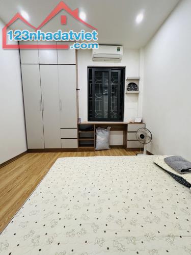 NHÀ ĐÊ LA THÀNH MẶT TIỀN ĐẸP 5,6M - Ô TÔ ĐỖ CỬA - SỔ VUÔNG - NGÕ THÔNG - GIÁ 7,X TỶ - 2