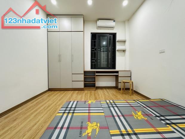 NHÀ ĐÊ LA THÀNH MẶT TIỀN ĐẸP 5,6M - Ô TÔ ĐỖ CỬA - SỔ VUÔNG - NGÕ THÔNG - GIÁ 7,X TỶ - 3