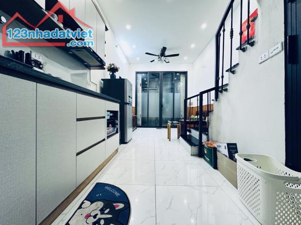 NHÀ ĐÊ LA THÀNH MẶT TIỀN ĐẸP 5,6M - Ô TÔ ĐỖ CỬA - SỔ VUÔNG - NGÕ THÔNG - GIÁ 7,X TỶ - 4