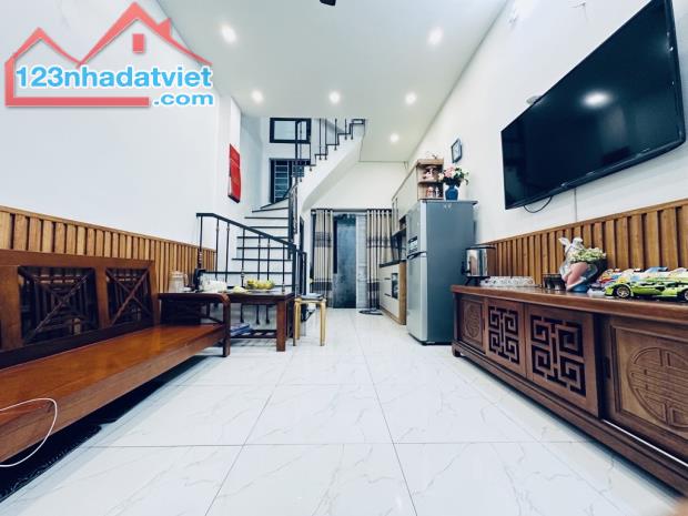 NHÀ ĐÊ LA THÀNH MẶT TIỀN ĐẸP 5,6M - Ô TÔ ĐỖ CỬA - SỔ VUÔNG - NGÕ THÔNG - GIÁ 7,X TỶ - 5