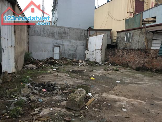 Bán nhà đất Đường Láng, Đống Đa. 114 m2 x Mt 5,5m. Ô tô lô góc xây CCMN, VP, cho thuê.
