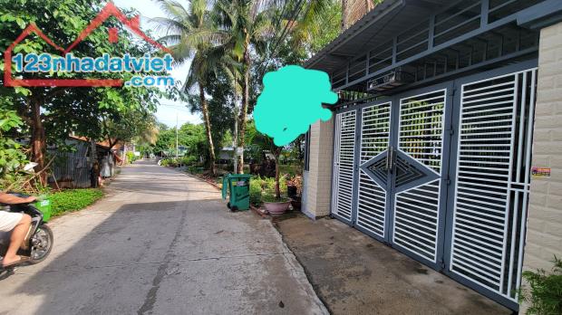 Bán nhà kèm 10 phòng trọ đường trục sát Chợ Gành Dầu 800m Phú Quốc Kiên Giang dòng tiền 20