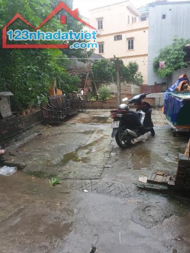 Bán nhà đất  Chùa Láng, Đống Đa. 112 m2 x Mt 5,3m. Ô tô lô góc xây CCMN, VP, cho thuê.