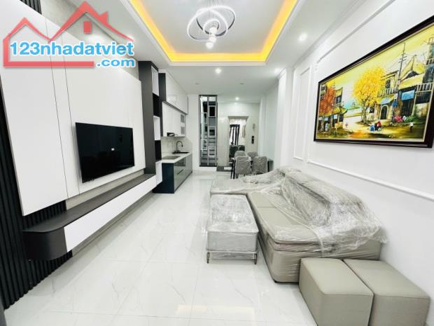 SIÊU PHẨM. Bán nhà Định Công Thượng, Hoàng Mai. 35m2 x 5 Tầng. THANG MÁY. Ô TÔ. Hơn 8 Tỷ