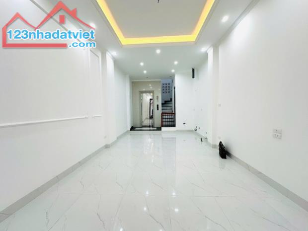 SIÊU PHẨM. Bán nhà Định Công Thượng, Hoàng Mai. 35m2 x 5 Tầng. THANG MÁY. Ô TÔ. Hơn 8 Tỷ - 4