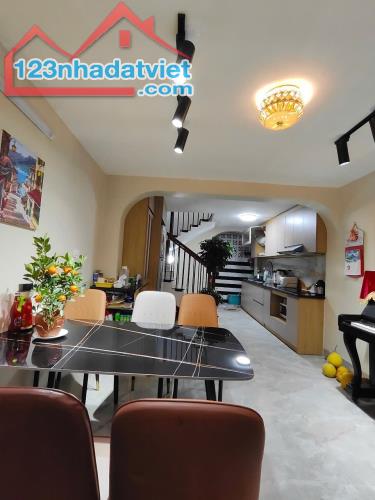 Hiếm! Bán nhà Trương Định 50m2.MTx5m gần phố, gần ô tô, tặng full nội thất