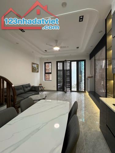 Bán nhà mới xây, full nội thất, ô tô đỗ cửa, nhỉnh 5tỷ- Long Biên