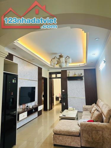 Tập thể phố Hoàng Cầu, Đống Đa, 100m2 nhà đẹp, 3 ngủ, 2wc, 2 ban công ô tô tránh cầu thang