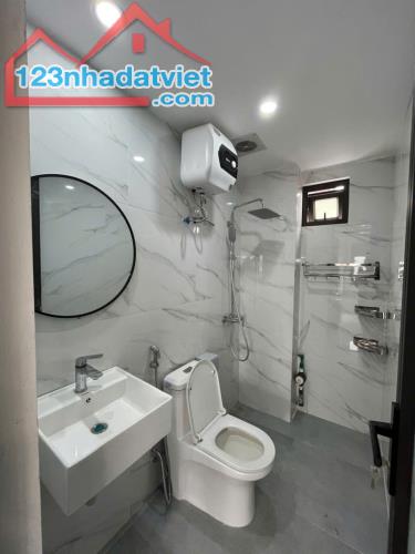 Nhà dịch vụ dòng tiền Ngõ Chợ Khâm Thiên 30m2*7 tầng thang máy 7.5 tỷ- 5 căn hộ studio - 4