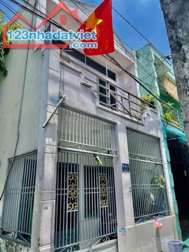 Nhà 1 trệt 1 lầu 4mx10m có 3 phòng ngủ gần ngã 3 đông quang hiệp thành q12
