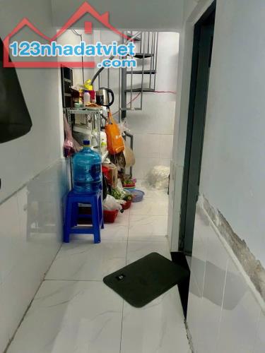 Nhà 1 trệt 1 lầu 4mx10m có 3 phòng ngủ gần ngã 3 đông quang hiệp thành q12 - 3