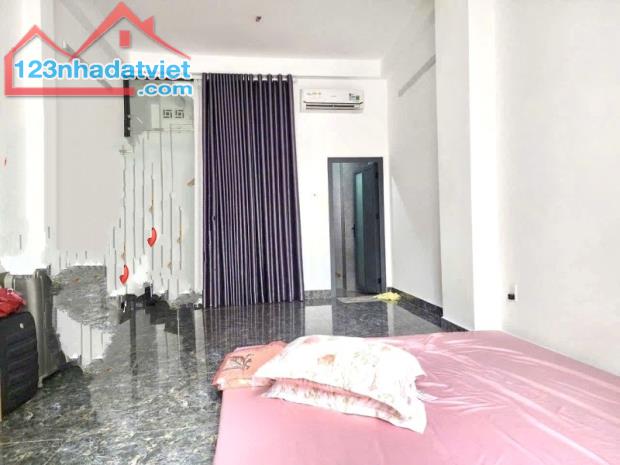 7 TỶ NHỈNH - NHÀ CÔ BẮC QUẬN I - GẦN ĐH VĂN LANG - HẺM THÔNG 1/ SÁT MẶT TIỀN - 3 LẦU 3PN - 2