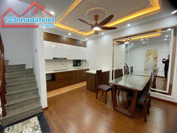 NHÀ ĐẸP CẦU GIẤY - CÁCH Ô TÔ 10M - 34M2 - MT 5M - 8,6 TỶ - 1