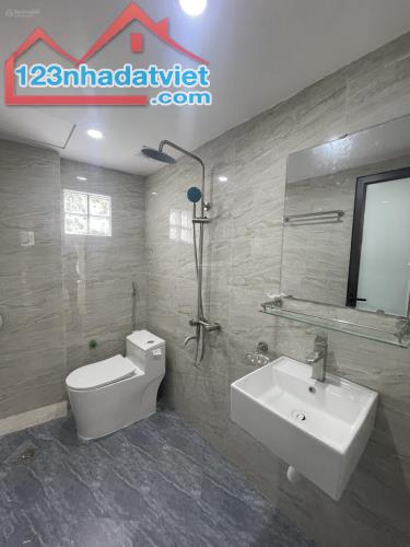 Giá Cực Tốt chỉ 3.05tỷ sở hữu nhà 5 tầng Biên Giang - - 2