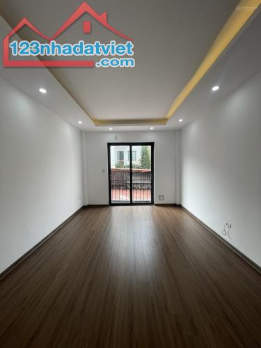 Giá Cực Tốt chỉ 3.05tỷ sở hữu nhà 5 tầng Biên Giang - - 3