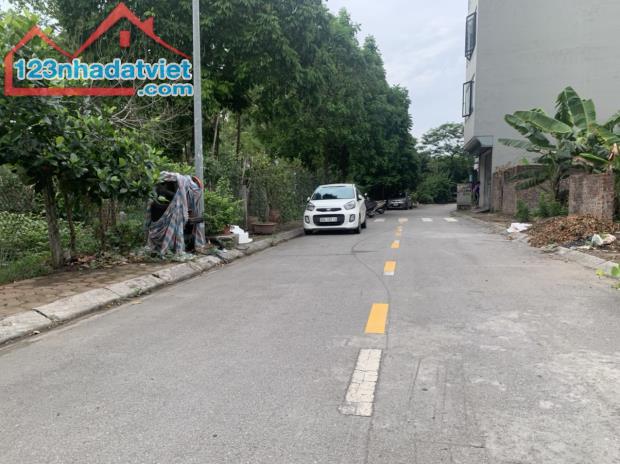 Bán 65,2m đất đấu giá Cự Khối mặt tiền 5,5m đường 13m trước nhà thoáng tầm nhìn