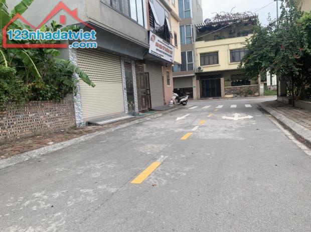Bán 65,2m đất đấu giá Cự Khối mặt tiền 5,5m đường 13m trước nhà thoáng tầm nhìn - 1