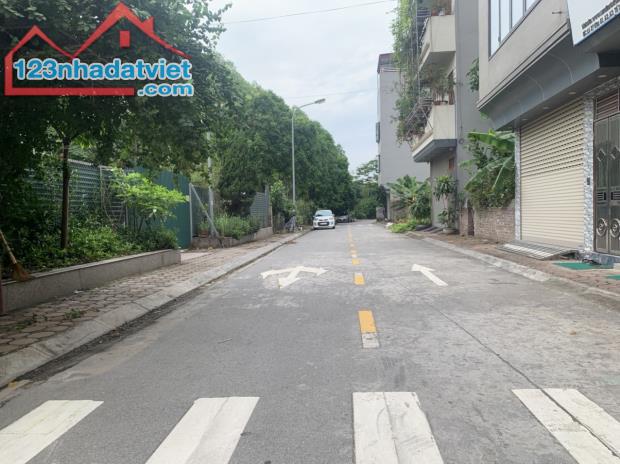 Bán 65,2m đất đấu giá Cự Khối mặt tiền 5,5m đường 13m trước nhà thoáng tầm nhìn - 2