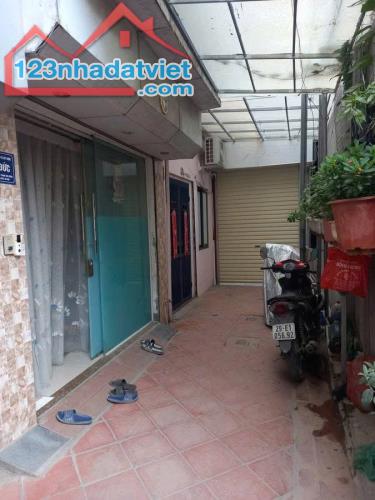 BÁN NHÀ PHẠM VĂN ĐỒNG SẴN NHÀ CẤP 4, GẦN Ô TÔ