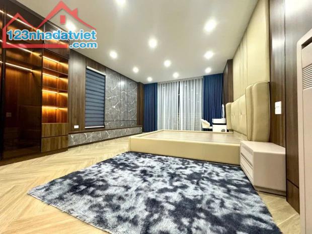 Đẳng cấp bán tòa nhà  Mặt Phố Cổ Linh, 90M,8 Tầng thang máy, KD dòng tiền đỉnh.Hơn 28 tỷ