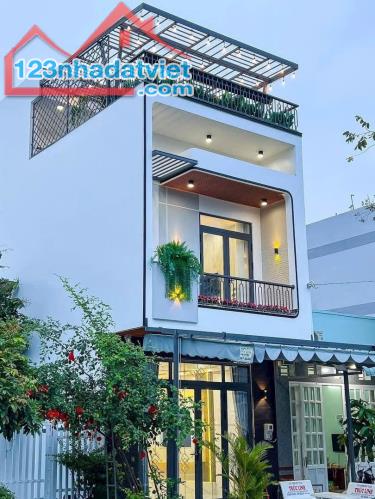 Rẻ nhất Trích Sài Tây Hồ. 91m2, nhà đẹp ở ngay, sổ đỏ chính chủ, chỉ 13.45 tỷ đồng.