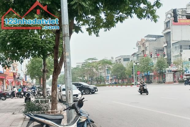 Bán nhanh rẻ 8 tỷ, nhà 4 tầng dân xây, mặt phố Ngô Gia tự, Long Biên