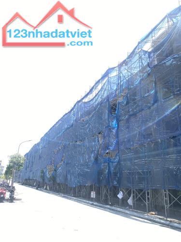 NHÀ PHỐ 4 TẦNG MẶT BIỂN SỔ ĐỎ NGAY BÌNH SƠN OCEAN PARK VỚI CỐN TỰ CÓ 2,4 TỶ - 3