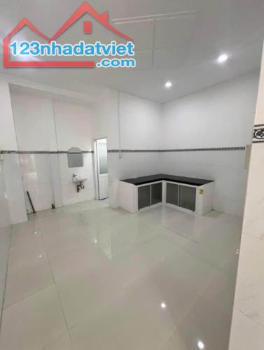 BÁN GẤP NHÀ CẤP 4 -GIÁ RẺ CHỈ 630 TRIỆU. SHR TÂN AN HỘI CỦ CHI. LH 0796666342 - 2