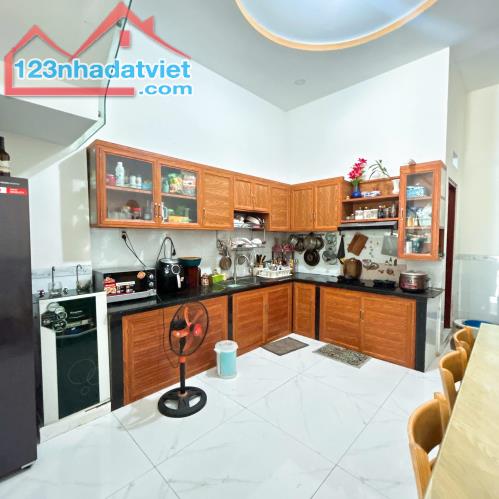 🆘Bán nhà 1T 1L hiện đại cứng cáp thuộc KDC Hoá An, gần cổng sau Pouchen. 👉V - 1
