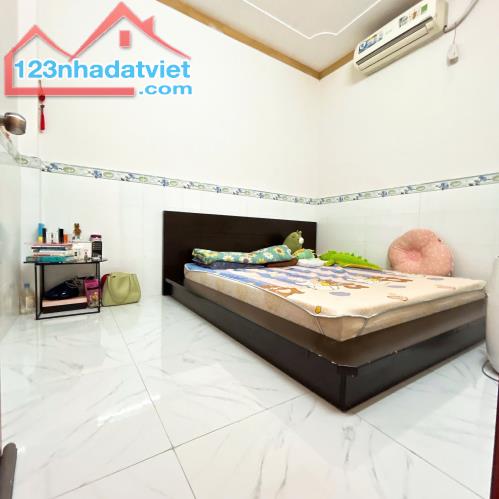 🆘Bán nhà 1T 1L hiện đại cứng cáp thuộc KDC Hoá An, gần cổng sau Pouchen. 👉V - 2